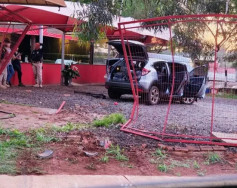 Durante fuga, motorista perde controle de carro lotado de maconha e atinge portão de churrascaria