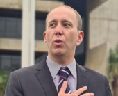 “Prefeito tiktoker” de cidade de SP é afastado do cargo por suspeita de corrupção