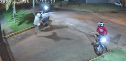 Veja o vídeo: motoentregador escapa de quatro assaltantes em Ponta Porã