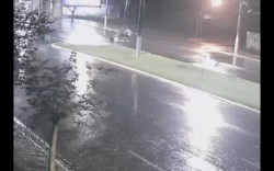 Vídeo mostra bandidos arrastando cofre com R$ 100 mil que furtaram de empresa em Dourados