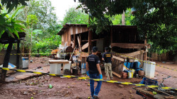 Homem é encontrado morto com uma facada na barriga em barraco; suspeito é procurado