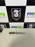 Homem é preso após invadir casa e ir para cima de mulher e bebê com faca