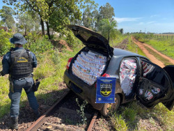 Motorista tenta fugir, mas carro com 1.250 pacotes de cigarro fica preso em trilho de trem