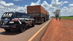 Casal que levaria carreta roubada em São Paulo para a fronteira é autuado por receptação