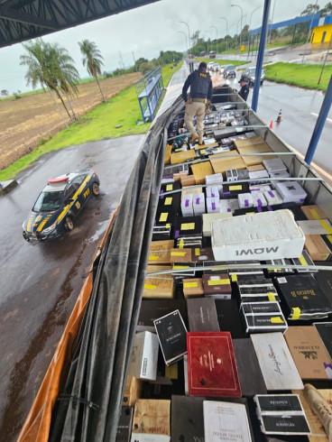 Caminhoneiro contratado por R$ 15 mil é preso com R$ 500 mil em vinhos contrabandeados