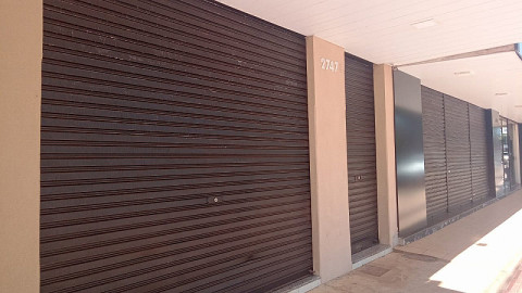 Loja com portas fechadas nesta sexta-feira em Dourados (Clezer Gomes)