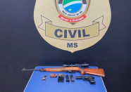 Homem é preso com espingarda e pistola de uso restrito em cidade da fronteira