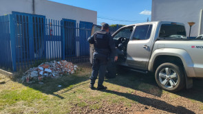 Policial ao lado da Amarok, na UPA (Foto: Leandro Holsbach)