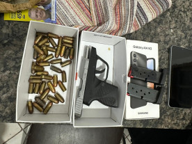 Pistola e munições apreendidas hoje (Foto: Divulgação)
