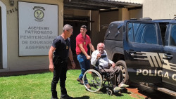 Razuk é levado para receber tornozeleira e pede para sair bonito nas imagens