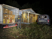 Polícia fecha entreposto, recupera caminhão roubado e apreende 70 mil pacotes de cigarro