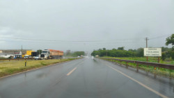 Em dia de alerta de temporal, chuva alaga ruas e arrasta carros em Caarapó