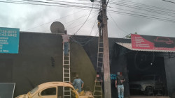 Moradores refazem ligações clandestinas um dia após operação cortar “gatos de luz” em Dourados