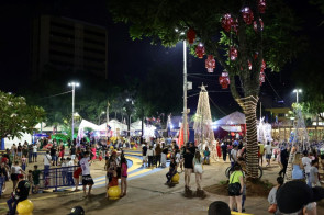 Abertura do ‘Natal Encantado’ atrai multidão e público elogia qualidade da decoração