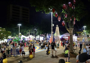 Abertura do ‘Natal Encantado’ atrai multidão e público elogia qualidade da decoração