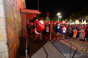 Abertura do ‘Natal Encantado’ atrai multidão e público elogia qualidade da decoração