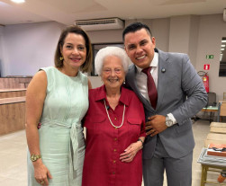 Homenagens celebram os 45 anos da Escola SEI e reconhecem a trajetória da professora Ezir