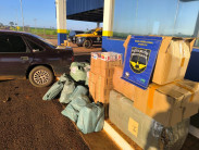Carro é apreendido com perfumes, brinquedos e cigarros contrabandeados