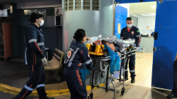 Motociclista fica gravemente ferido após cruzar preferencial e bater em caminhonete em Dourados