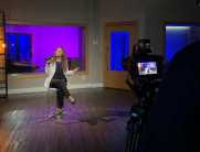 Cantora douradense Gabi Andrade lança releitura da música ‘Deus Cura’ gravada no Rio