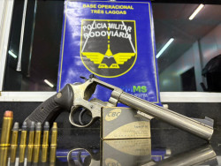 Homem é flagrado com arma e alega ser de seu pai já falecido em Três Lagoas