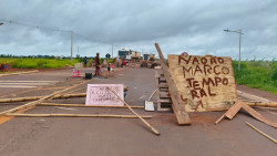 Indígenas mantém bloqueio no anel viário em protesto contra o marco temporal