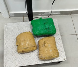 Ação entre PM e Receita prende homem com 1,5 quilo de skunk em pneu