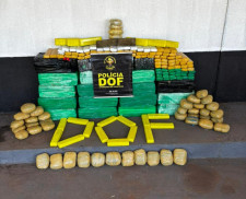 Motorista abandonada carro roubado carregado com meia tonelada de drogas