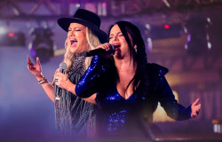 Dupla Patrícia & Adriana se apresenta no "Natal Encantado Dourados" neste sábado