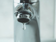 MP abre investigação contra Sanesul por falta de água e por danos ao asfalto em Dourados