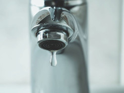 MP abre investigação contra Sanesul por falta de água e por danos ao asfalto em Dourados