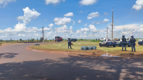 Com vigilância policial, anel viário tem trânsito livre após PM remover bloqueio