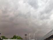 Dia tem sol, pancadas de chuva e noite com tempo mais firme