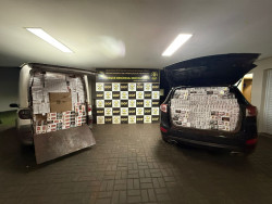 Contrabandistas abandonam veículos com 6,5 mil pacotes de cigarros paraguaios em Dourados
