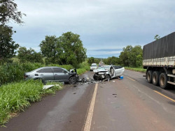 Colisão frontal entre Corolla e Virtus mata três pessoas da mesma família na BR-267