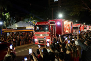 Douradenses prestigiam caravana da Coca-Cola durante Natal Encantado