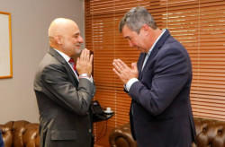 MS renova parceria com Embaixada da Índia para aulas de yoga nas escolas estaduais