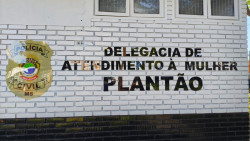 Jovem pede para marido deitar em outro lugar para não acordar o filho e acaba agredida