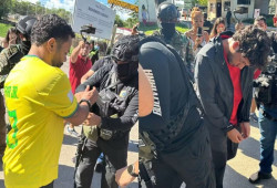 Brasileiros são presos e expulsos da Bolívia ao serem flagrados com fuzis AK-47