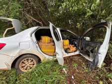 Com carro carregado de droga, dupla tenta jogá-lo em córrego e acaba presa