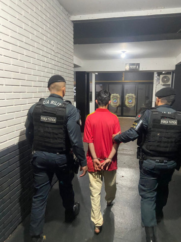 Homem é preso com revólver e munições após tentar se livrar da arma no Dioclécio