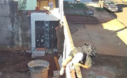 Ladrão é flagrado pulando muro de construção para furtar cerca de 200 metros de fiação