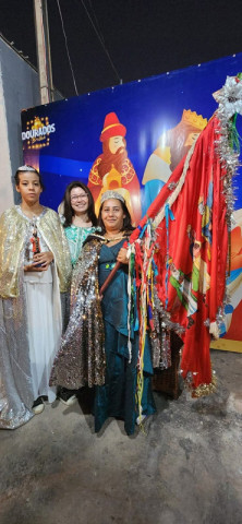 Principal organizadora da festa, Lilian Benites, segurando a bandeira; Foto: Arquivo Pessoal