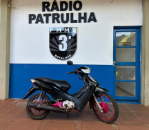 Polícia Militar recupera motocicleta com registo de roubo/furto; condutor fugiu