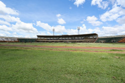 Gramado do Douradão é preparado para receber jogos do Campeonato Estadual