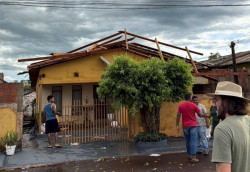 Temporal destelha casas e Centro de Assistência Social em Batayporã