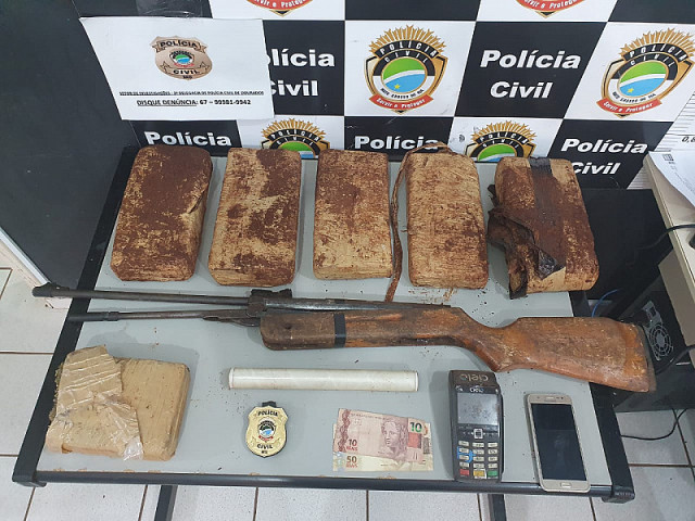 Drogas e armas encontradas em residência no Jardim Guaicurus (Imagem: Adilson Domingos)