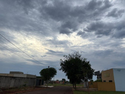 Quinta-feira com sol, nuvens e pancadas de chuva em Dourados