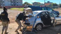 Homens tentam fugir da PRF, batem carro no meio-fio e são presos com maconha