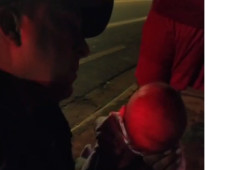 Abordados pela mãe, policiais militares salvam recém-nascida engasgada